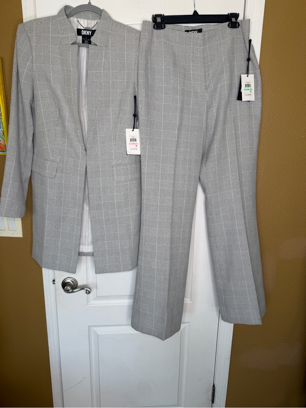 DKNY Light Gray Glen Plaid Two-Piece Long Blazer Sz 10 & Trouser Sz 8 Suit Set.